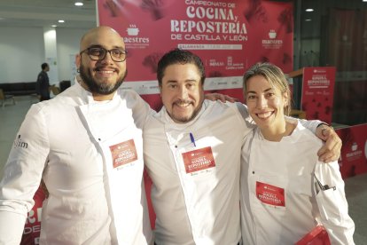 Castilla y León participa en el Campeonato Nacional de Cocina y Repostería. De izquierda a derecha, Carlos Prieto, César Boal; y Sara Cámara