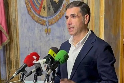 Alberto Amigo comparece ante los medios de comunicación en el Salón de Escudos de medina del Campo.