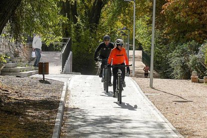 Ciclistas en el trazado del nuevo carril bici de Isabel la Católica.