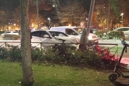 Un coche choca contra un semáforo en Valladolid