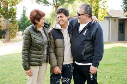 Iván junto a sus padres