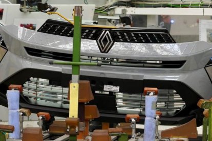 Dos operarias trabajan en la factoría de carrocerías de Renault en Valladolid.