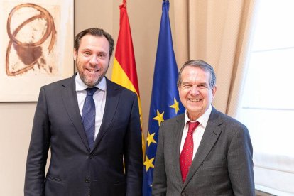 Óscar Puente, ministro de Transportes, y Abel Caballero, alcalde de Vigo.