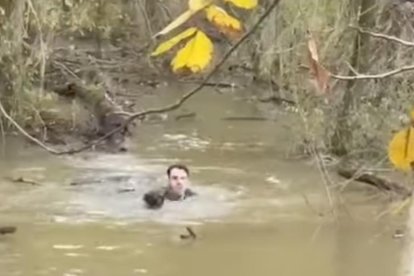 Un cazador salva a su perra tirándose al río.