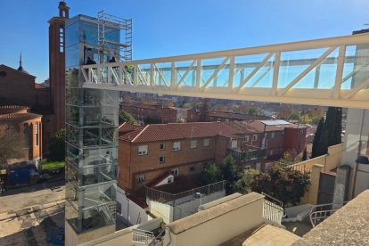 Pasarela y ascensor del barrio Girón en Valladolid.