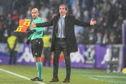 Almada se queja durante el partido ante el Málaga.