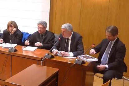 Dos peritos propuestos por Ibercyl, filial de Iberdrola--últimos por la derecha--validan las operaciones de la hidroeléctrica con Grupo San Cayetano y con Villardefrades Eólica.