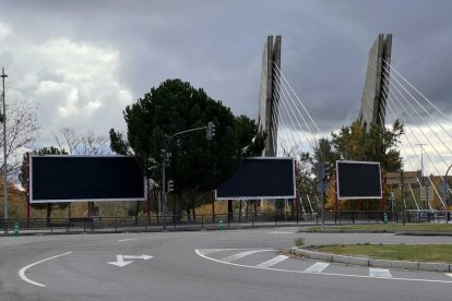 Vallas publicitarias de la avenida de Salamanca en Valladolid, en una imagen de archivo.