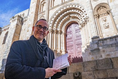Miguel Ángel Hernández posa con su libro delante de la Puerta del Obispo de la catedral de Zamora