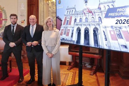 Francisco Blanco, Jesús Julio Carnero e Irene Carvajal en la presentación del proyectos de Presupuestos de Valladolid para 2026.