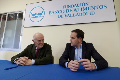 Conrado Íscar y Jesús Mediavilla firman la adenda por la que la Diputación de Valladolid incrementa su aportación para la compra de leche.