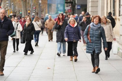Transeúntes en el Paseo de Zorrilla de Valladolid en una foto de Archivo.