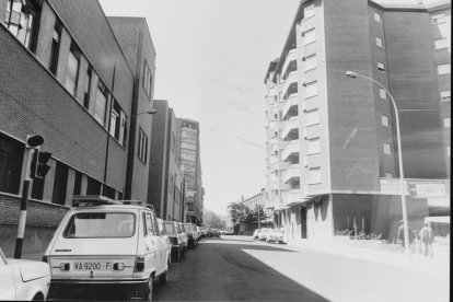 Vista de la calle, con el Instituto La Merced a la izquierda.