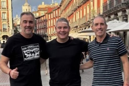 Darwin Quintana (ex segundo entrenador), Rafael Monge (asesor deportivo del presidente del Oviedo) y Guillermo Almada (ex entrenador), en la Plaza Mayor el pasado verano.