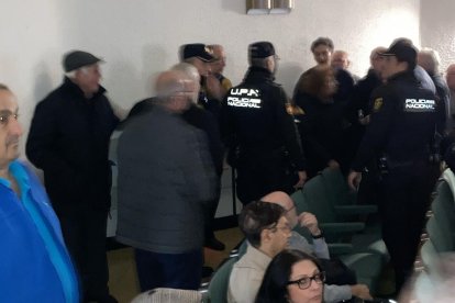 Instante en el que la Policía Nacional ha intervenido en la charla del PSOE en Delicias
