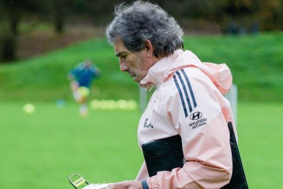 Guillermo Almada al frente de su primer entrenamiento con el Oviedo.