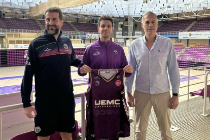 David Barrio, Antón Bouzán y Saúl Hernández en la presentación del jugador con el CBCV.
