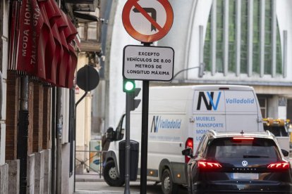 Nueva señal instalada en López Gómez para prohibir el giro a José María Lacort a vehículos largos.