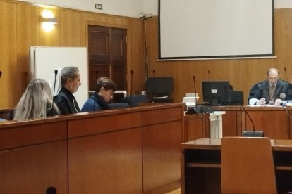 Las dos acusadas y su abogada en el banquillo de la Audiencia de Valladolid