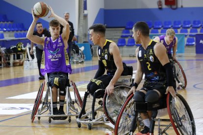 Una acción del partido entre Fundacion Aliados y Santa Cruz Adein Tenerife.