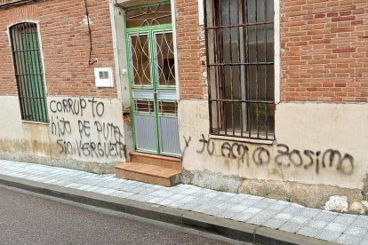Pintadas en la casa del alcalde de Villalar, Luis Alonso Laguna.
