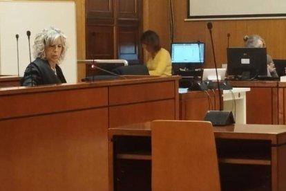 El banquillo de la Audiencia de Valladolid, ocupado únicamente por la letrada defensora del encausado, que ha sido juzgado pese a no comparecer.