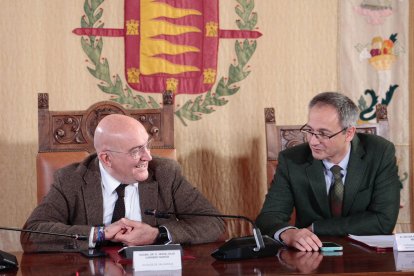 El alcalde de Valladolid, Jesús Julio Carnero, junto a la organización del sorteo del Árbol de los Deseos en la revelación del ganador