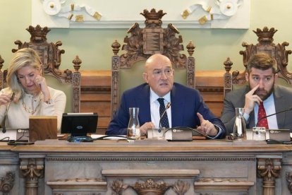 Irene Carvajal, Jesús Julio Carnero y Francisco Blanco en el último pleno del año