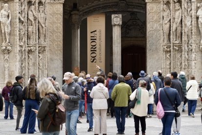 Turistas frente al Museo Nacional de Escultura.