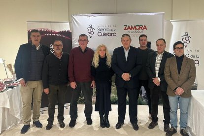 En primer plano, los protagonistas de la primera puesta en escena de los vinos de la Sierra de la Culebra junto Javier Faundez, alistano y presidente de la Diputación de Zamora.