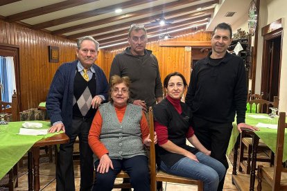 Bienvenida Carrasco ‘Bienve’ y Guillermo Sánchez con sus hijos Luis y Guillermo y su pareja María Ángeles en el comedor