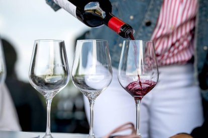 Un sumiller sirve vino en una cata organizada por el Consejo Regulador de la DO Ribera del Duero.