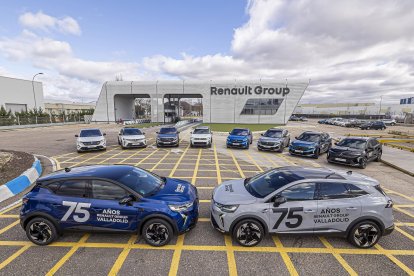 Los vehiculos de Renault  en la factoría, antes de participar en la cabalgata de Reyes