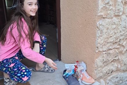 La hija de Alfredo Ruiz con los regalos que está mañana encontró en su puerta