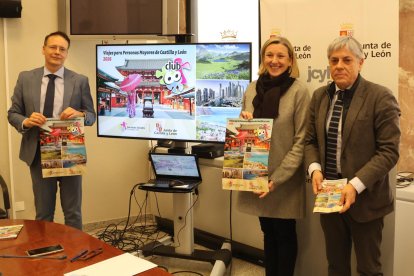 Presentación de la oferta de viajes del Club de los 60 con la vicepresidenta y consejera de Familia e Igualdad de Oportunidades, Isabel Blanco