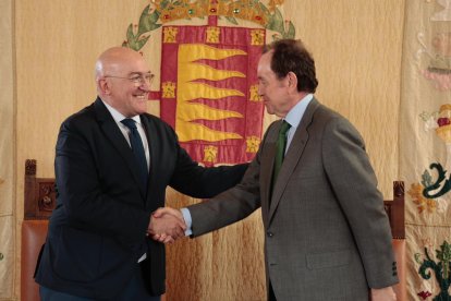 Jesús Julio Carnero y Jaime Alfonsín durante la firma del convenio para la iluminación de la Casa Consistorial.