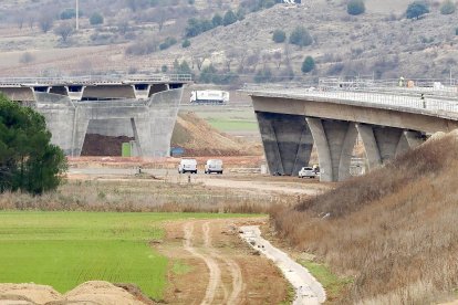 Estado de las obras en el viaducto del Duero, donde todo está preparado para efectuar la conexión entre las dos orillas.