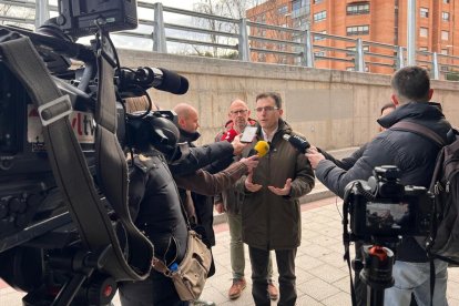 El portavoz del PSOE, Pedro Herrero, junto al Arco de Ladrillo.