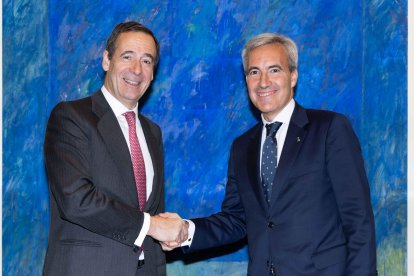 Gonzalo Gortázar (CaixaBank) y Alejandro Oñoro (ILUNION),en la firma del programa Unlimited