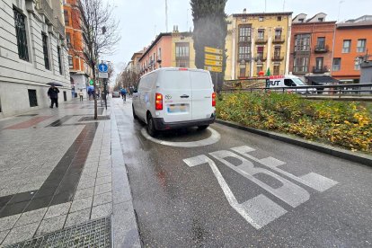 Una furgoneta accede a la Zona de Bajas Emisiones por España.