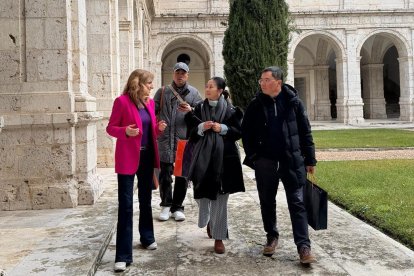 La viceconsejera de Acción Cultural, Mar Sancho, recibe a los representantes de GrayScale Production, productora taiwanesa