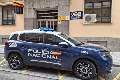 Un coche de Policía en una comisaría de Valladolid.
