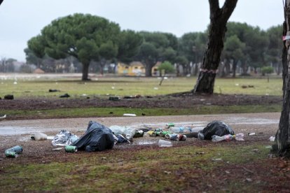 Restos de basura y suciedad tras la celebración de Pingüinos.