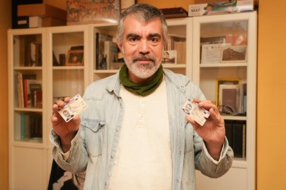 Olmo Gómez Aldaz  muestra el DNI de su identidad biológica y el de la ‘adoptiva’.