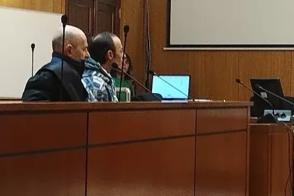 El abogado defensor, en primer plano durante el jucio de agresión sexual celebrado en la Audiencia de Valladolid.