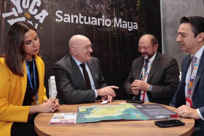 Blanca Jiménez, Jesús Julio Carnero, Darío Flota Ocampo y Raúl Paz en la reunión en el marco de FITUR para el hermanamiento de Valladolid y la ciudad homónima en Yucatán.