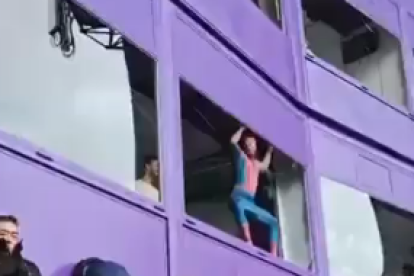 Spiderman en la grada del Estadio José Zorrilla.
