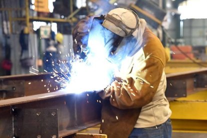 Un operario suelda una estructura en una industria metalúrgica.