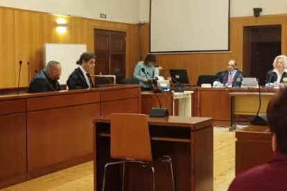 El empresario acusado, en primer plano, junto a su defensor durante el juicio en la Audiencia de Valladolid