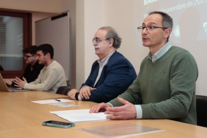 El concejal de Comercio, Víctor Martín, y el Decano de la Facultad de Comercio y Relaciones Laborales de la Universidad de Valladolid